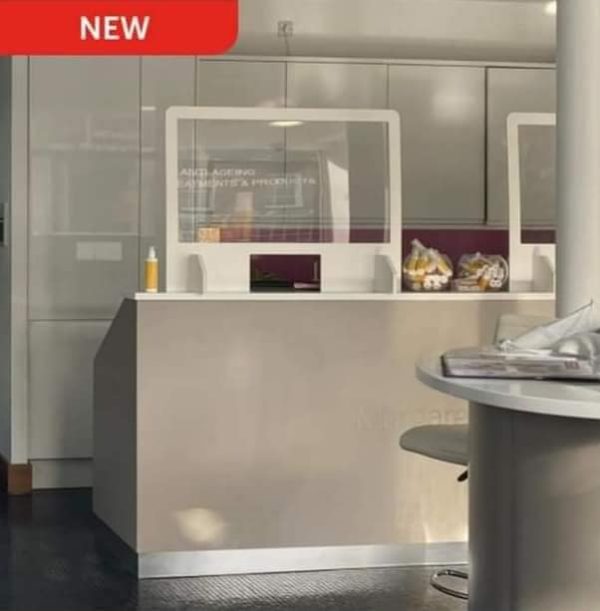 Freestanding Checkout sneeze screen with clear window 600mm wide x 750mm high - Image 2
