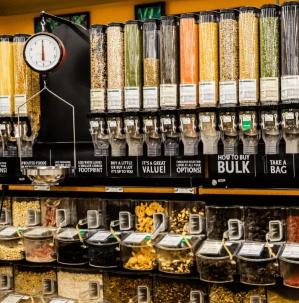 Gravity food dispenser is supplied with a bracket for wall mounting - Image 9