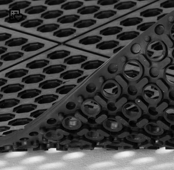 Extremely durable modular mat with drainage - Image 2