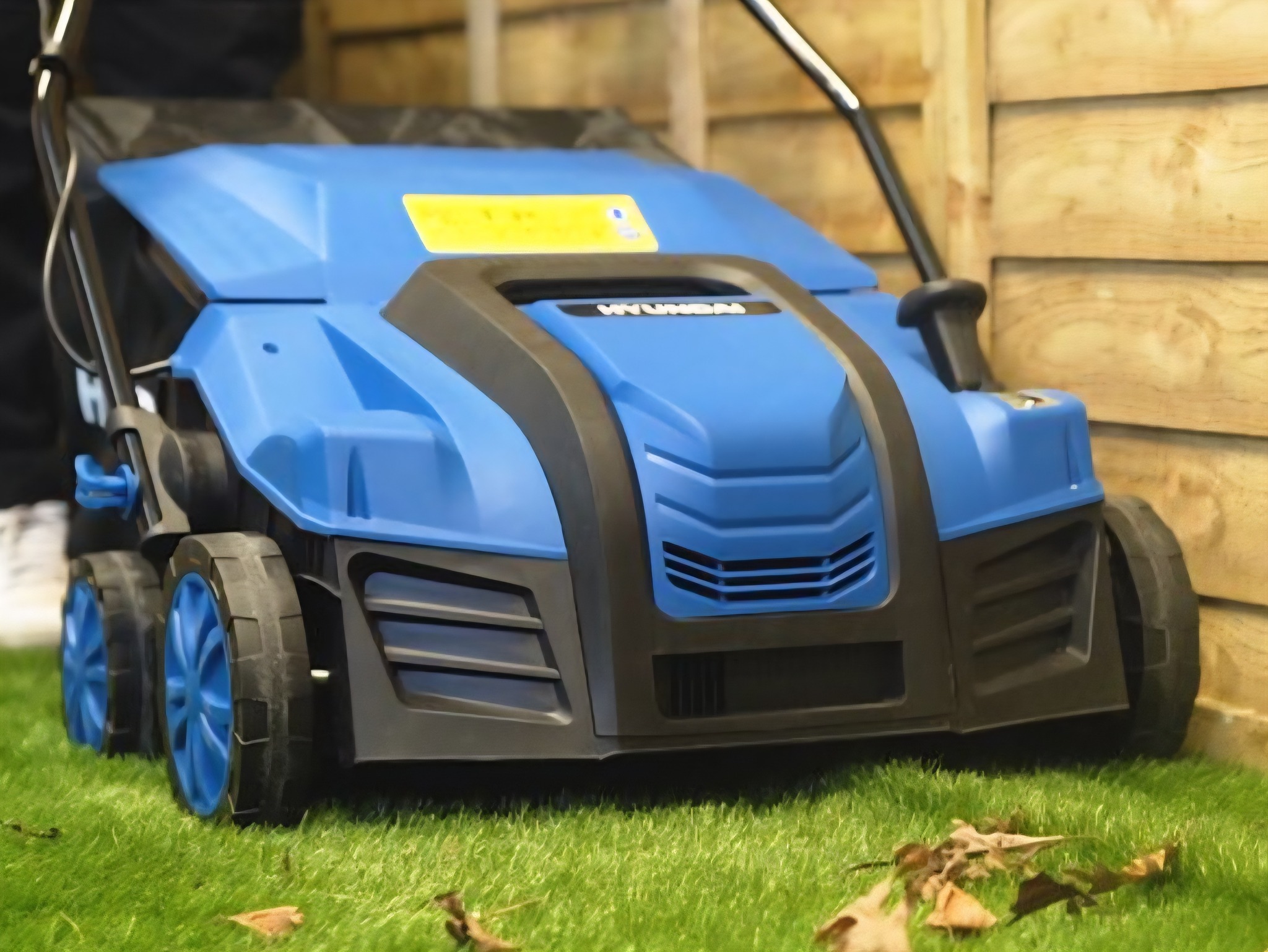 Hyundai 2000W 16” / 40cm Artificial Grass Sweeper, Multi-Use Brush & 55 Litre Collection Bag.