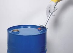 Combined sealing cap removal and drum wrench tool for Monomer Barrels